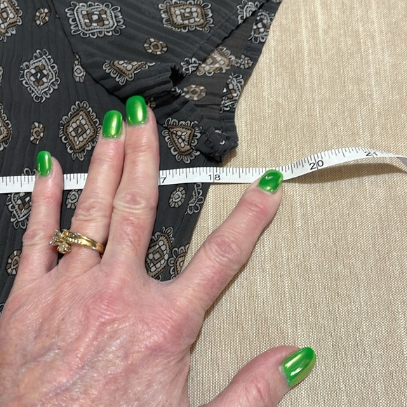 APT. 9  Gray, black white and cream patterned short sleeve blouse. Size Small - Picture 6 of 8